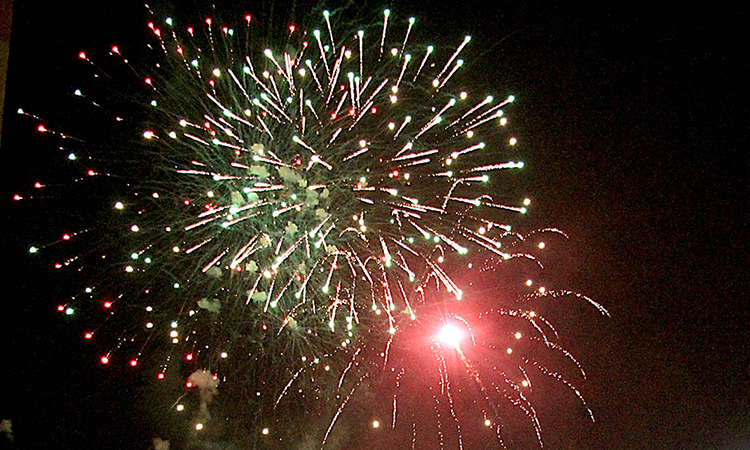 Itanhaém celebra chegada de 2026 com show pirotécnico