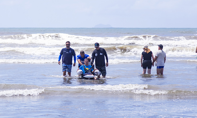 Surf adaptado traz inclusão para o mar de Itanhaém