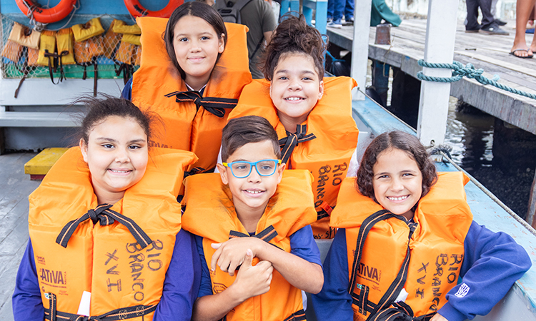 Crianças vivem aventura no barco como premiação do Concurso Cultural Escolar do “Rio Sem Lixo” em Itanhaém