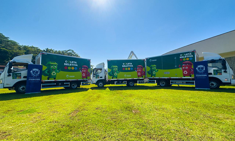 Itanhaém recebe três novos caminhões de coleta seletiva