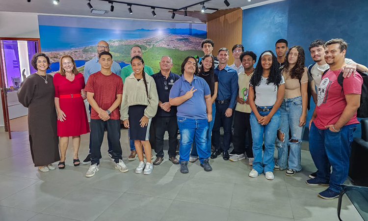 Alunos do Projeto Aluno Empreendedor recebem homenagem na Prefeitura de Itanhaém