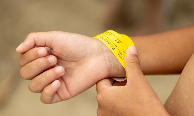 GCM de Itanhaém distribui pulseiras de identificação para crianças e idosos durante a temporada de verão