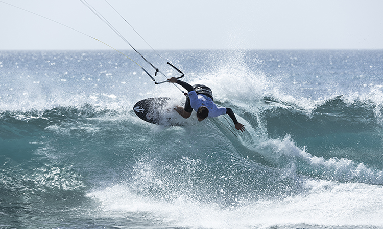 Itanhaense Gabriel Benetton inicia temporada do Mundial de Kitesurf com 3º lugar em Cabo Verde