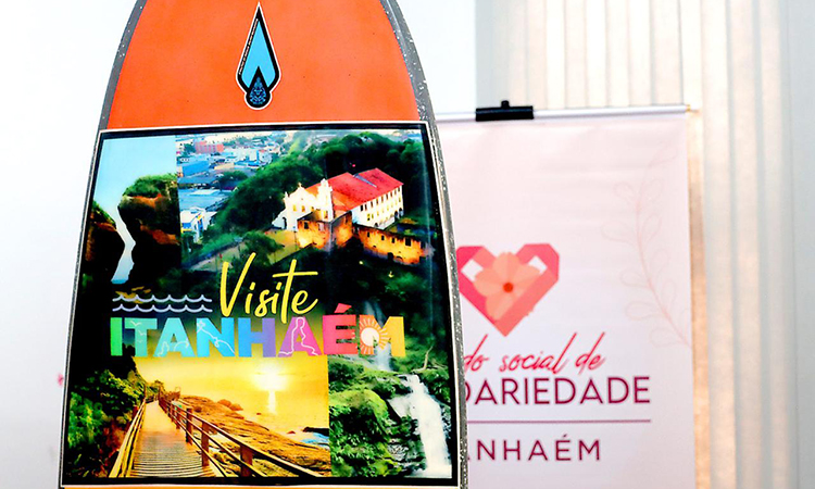 Fundo Social de Itanhaém realiza rifa de prancha de surf personalizada com imagens da Cidade