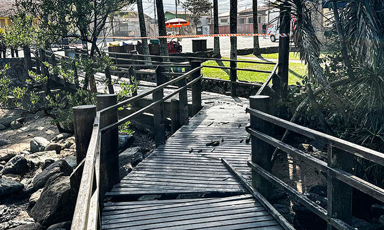 Ressaca marítima causa danos e interdita Passarela de Anchieta em Itanhaém